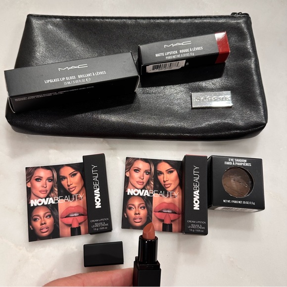 MAC bundle with extra lipstick - Picture 1 of 7